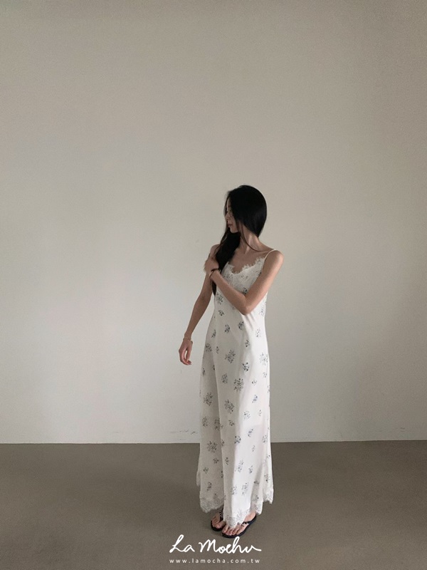 蕾絲碎花緞面洋裝(肩帶可調)